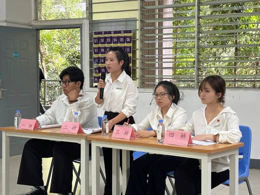 一群人坐在桌子前 AI 生成的内容可能不正确。