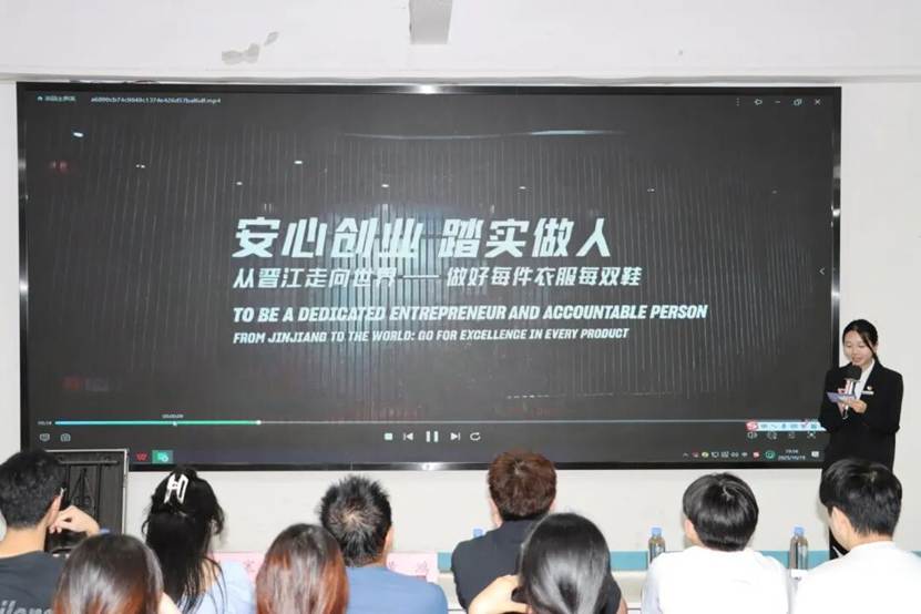 一群人在台上演讲 AI 生成的内容可能不正确。