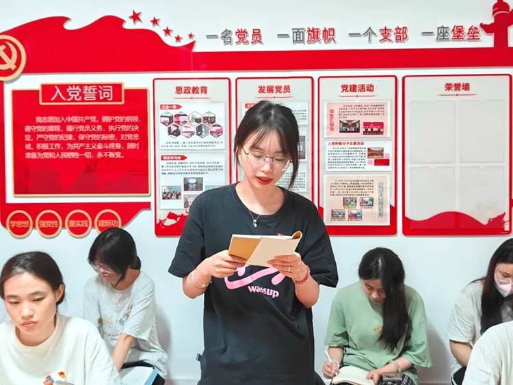 一群人正在聊天 AI 生成的内容可能不正确。