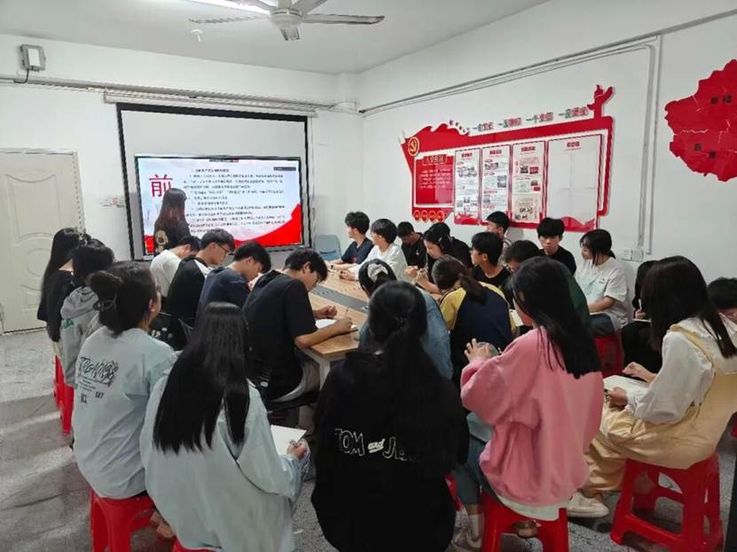 人站在人群中 AI 生成的内容可能不正确。