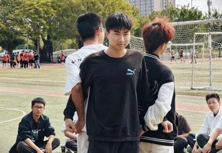 一群人正在聊天 AI 生成的内容可能不正确。