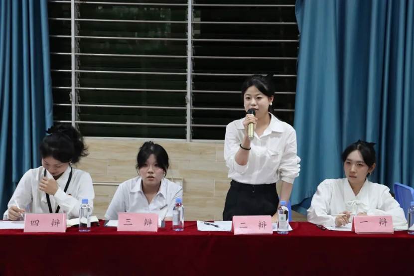 人们在看台上的人在交谈 AI 生成的内容可能不正确。