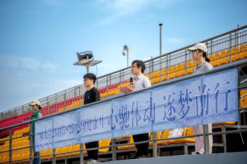 火车在轨道上行驶的巴士 AI 生成的内容可能不正确。