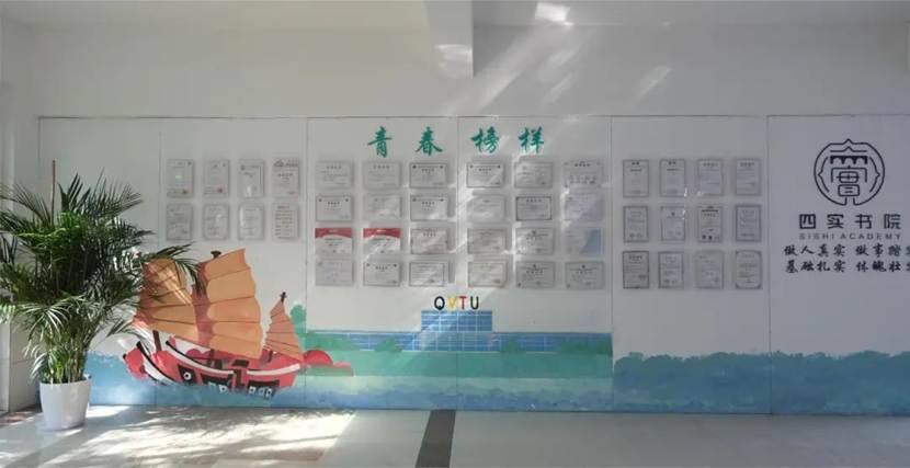 图片包含 室内, 桌子, 窗户, 房间 AI 生成的内容可能不正确。