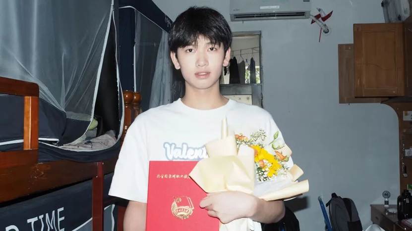 男孩在房间里 AI 生成的内容可能不正确。