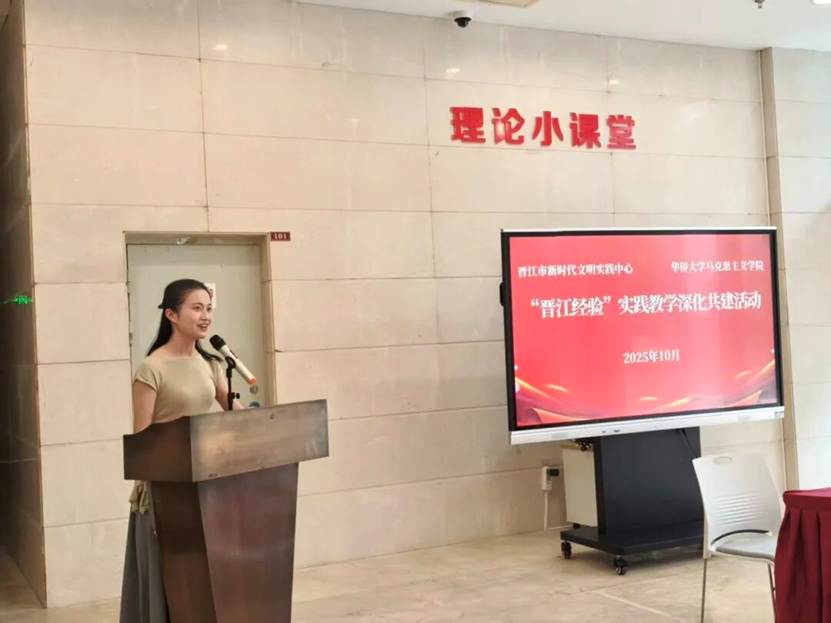 人站在室内 AI 生成的内容可能不正确。