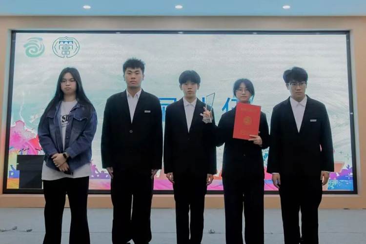 一群人站在壁报板前 AI 生成的内容可能不正确。