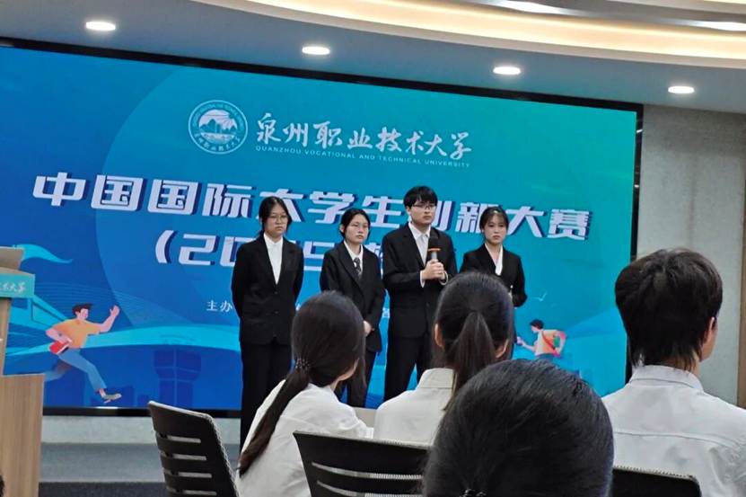 图片包含 人, 室内, 男人, 桌子 AI 生成的内容可能不正确。