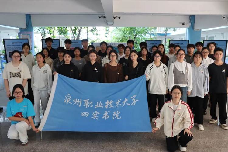 一群人站在一起 AI 生成的内容可能不正确。