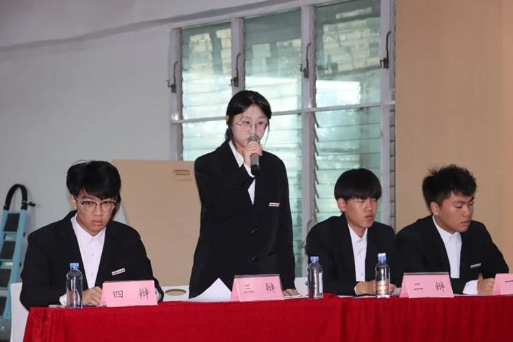 一群人站在桌子边 AI 生成的内容可能不正确。