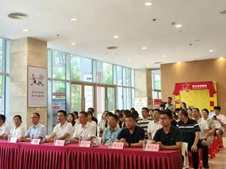 会议室里的人们 AI 生成的内容可能不正确。