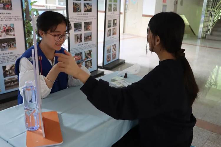 人在打电话 AI 生成的内容可能不正确。