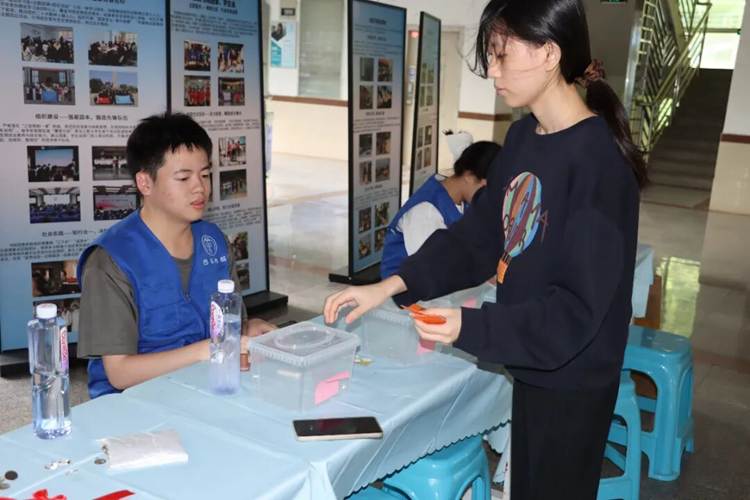 一些人在桌子前 AI 生成的内容可能不正确。