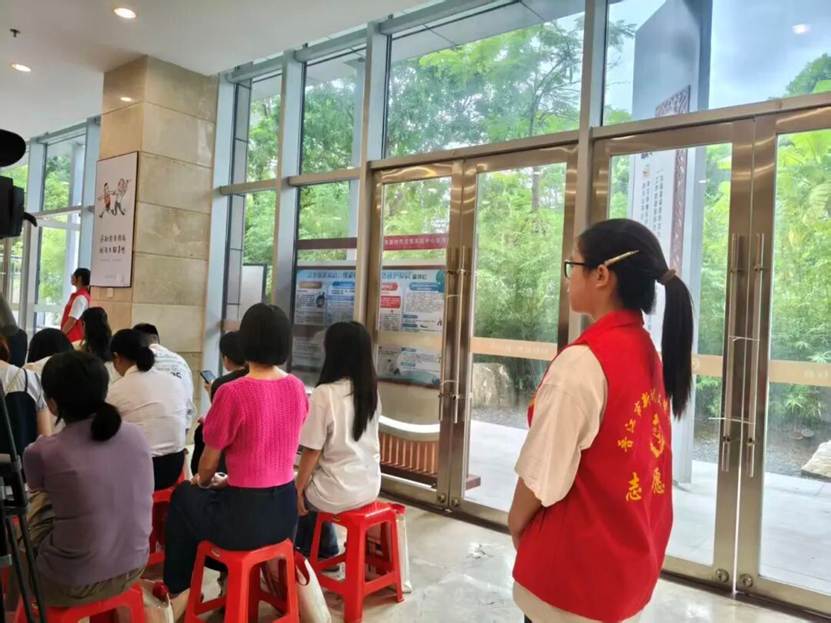 一群人站在窗户边 AI 生成的内容可能不正确。