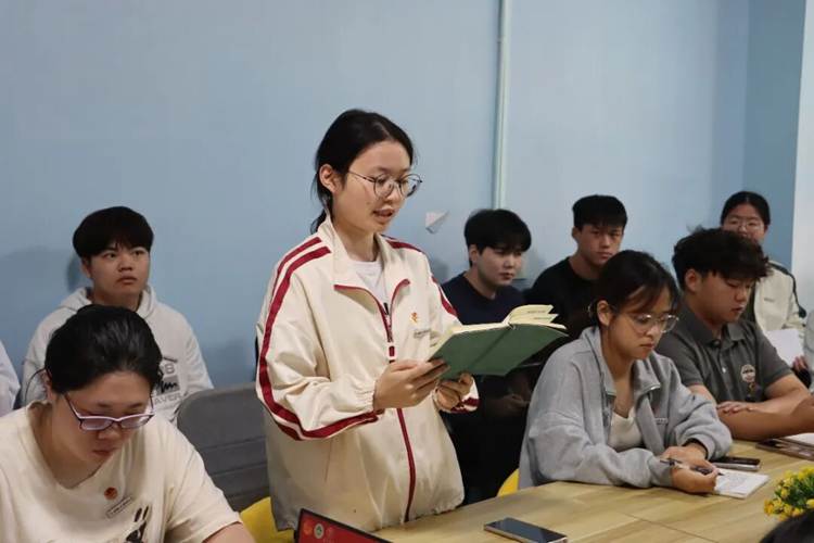 一群人正在聊天 AI 生成的内容可能不正确。