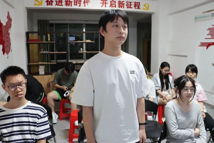 一群人站在室内 AI 生成的内容可能不正确。