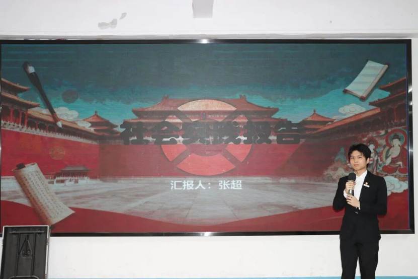 图片包含 监控, 站, 男人, 电视 AI 生成的内容可能不正确。