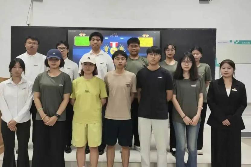 一群人站在一起 AI 生成的内容可能不正确。