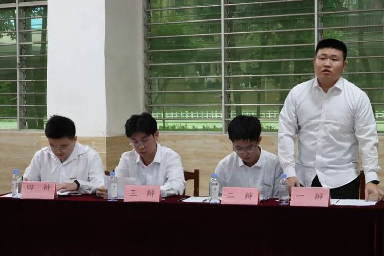 一群人坐在桌子前 AI 生成的内容可能不正确。