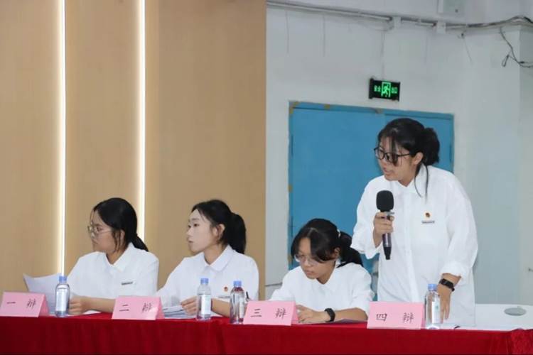 一群男人和女人在桌子前 AI 生成的内容可能不正确。