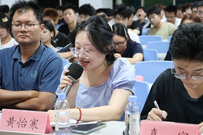 一群人正在聊天 AI 生成的内容可能不正确。