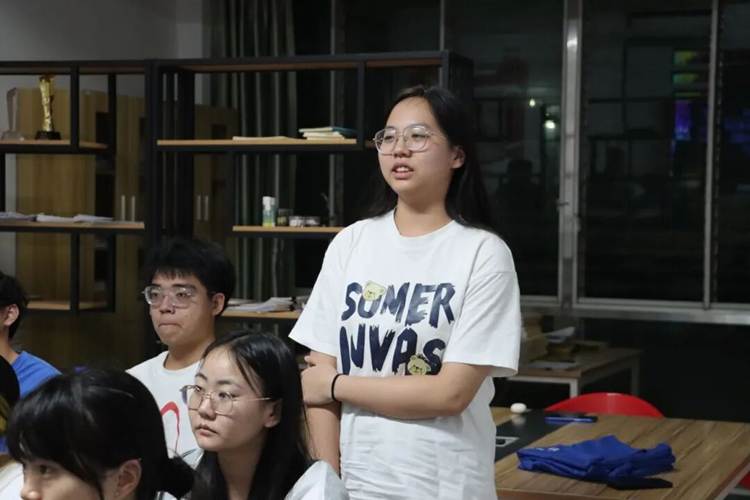 小孩们站在一起 AI 生成的内容可能不正确。