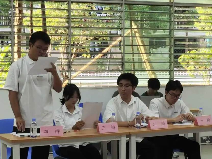 一群小孩在桌子前 AI 生成的内容可能不正确。