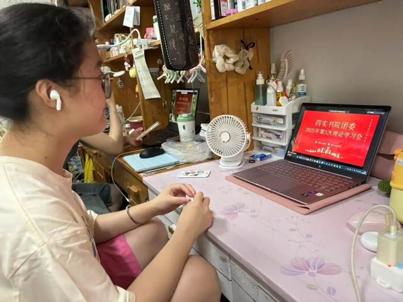 图片包含 人, 室内, 女人, 笔记本 AI 生成的内容可能不正确。