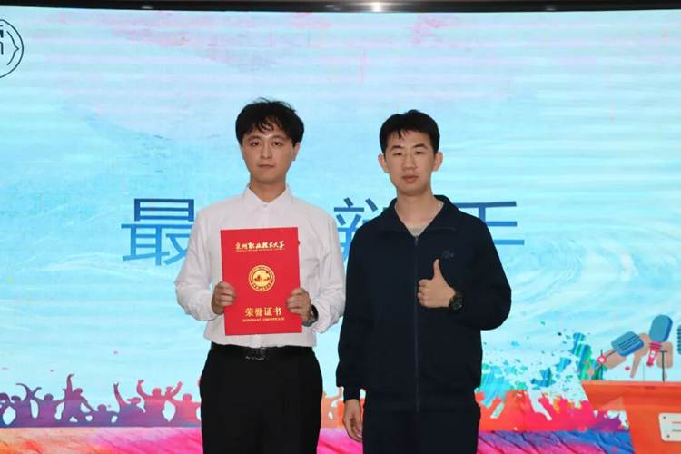 人站在屏幕前 AI 生成的内容可能不正确。