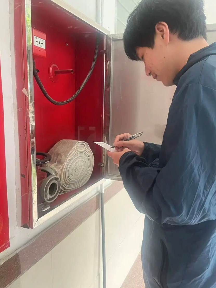 男人在打电话 AI 生成的内容可能不正确。