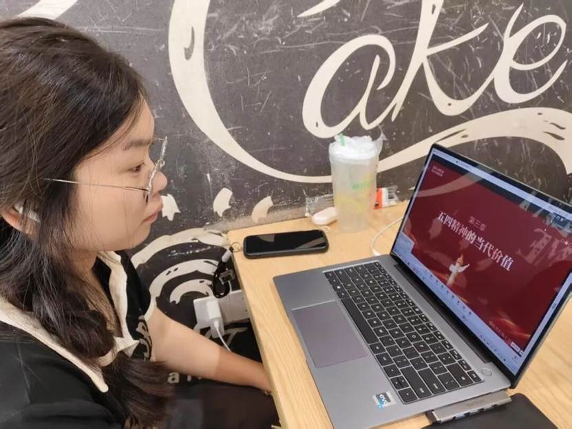 笔记本电脑前的人 AI 生成的内容可能不正确。