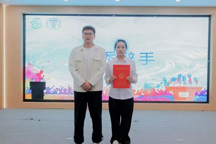 男人和女人站在墙边 AI 生成的内容可能不正确。