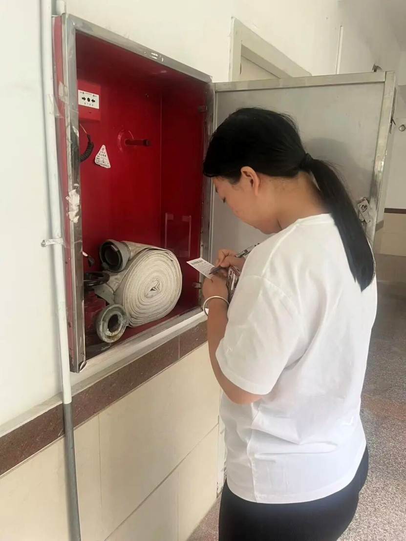 图片包含 人, 男人, 年轻, 站 AI 生成的内容可能不正确。