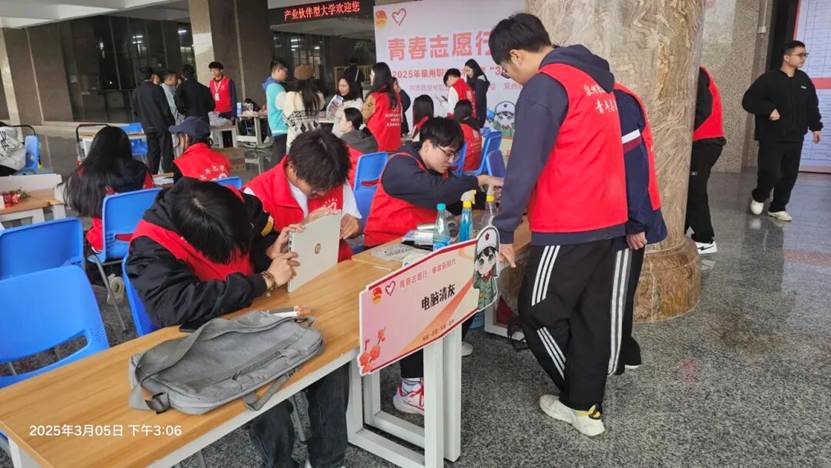 人们在看台上的人和行李箱 AI 生成的内容可能不正确。