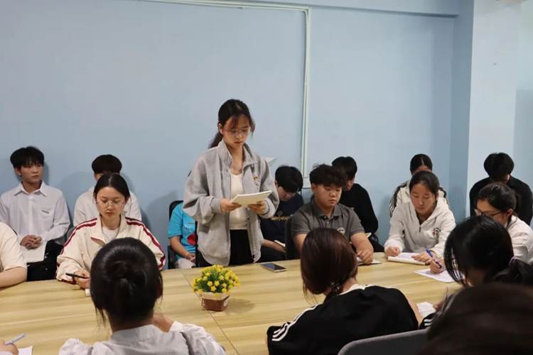 一群人坐在房间里 AI 生成的内容可能不正确。