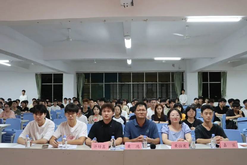 会议室里的人们 AI 生成的内容可能不正确。