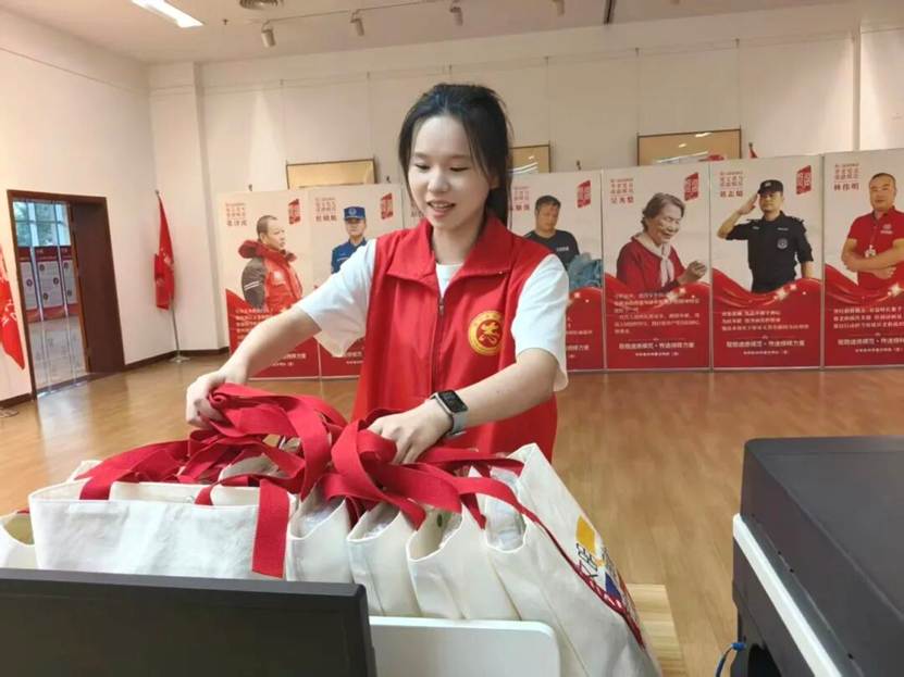 人站在桌子边 AI 生成的内容可能不正确。