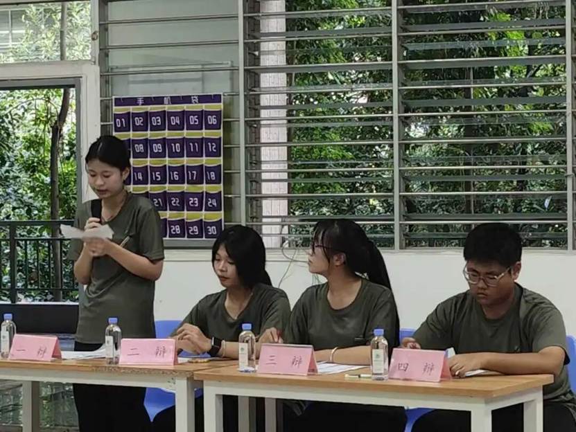 一群人坐在桌子前 AI 生成的内容可能不正确。