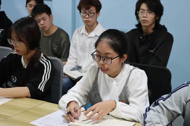 一群人坐在桌子前 AI 生成的内容可能不正确。